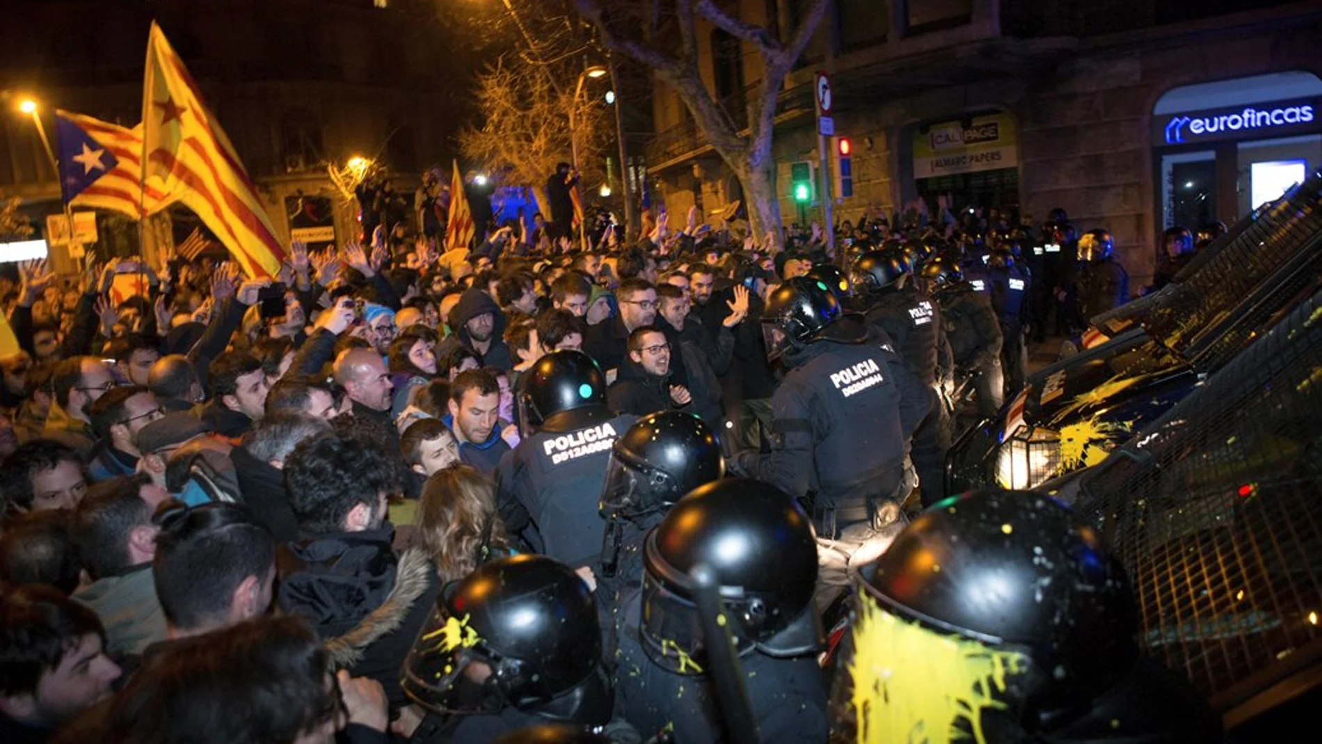 Manifestantes frente a los Mossos en Barcelona