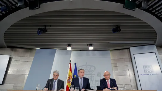 El portavoz del Gobierno y ministro de Educación, Íñigo Méndez de Vigo, junto al ministro de Hacienda, Cristóbal Montoro y el ministro de Asuntos Exteriores, Alfonso Dastis El portavoz del Gobierno y ministro de Educación, Íñigo Méndez de Vigo, junto al ministro de Hacienda, Cristóbal Montoro y el ministro de Asuntos Exteriores, Alfonso Dastis