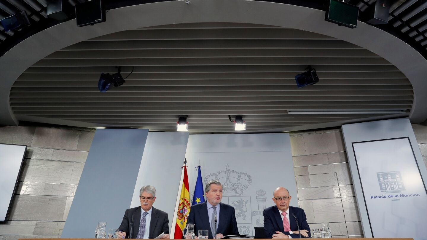 El portavoz del Gobierno y ministro de Educaci&oacute;n, &Iacute;&ntilde;igo M&eacute;ndez de Vigo, junto al ministro de Hacienda, Crist&oacute;bal Montoro y el ministro de Asuntos Exteriores, Alfonso Dastis