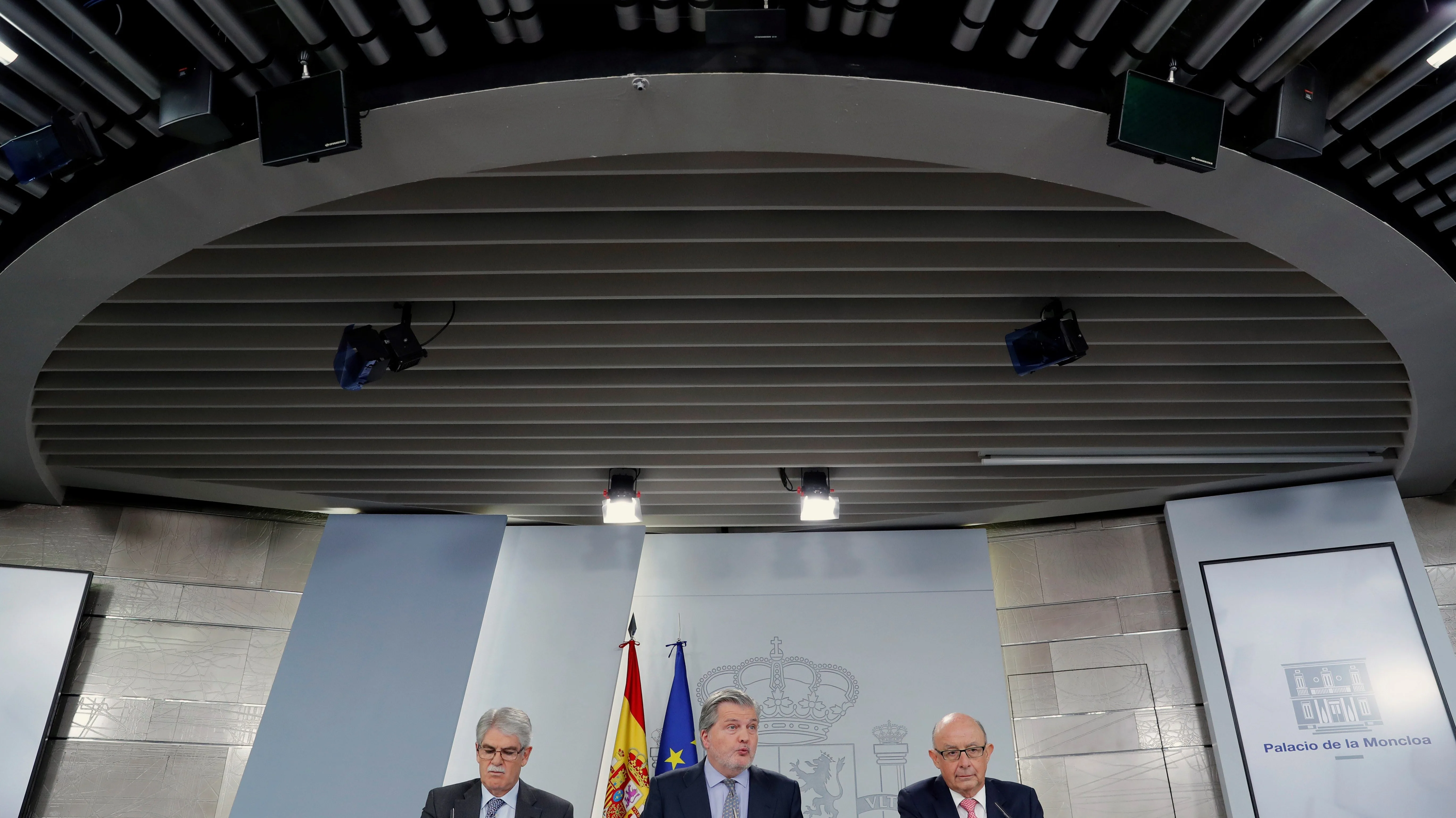 El portavoz del Gobierno y ministro de Educación, Íñigo Méndez de Vigo, junto al ministro de Hacienda, Cristóbal Montoro y el ministro de Asuntos Exteriores, Alfonso Dastis