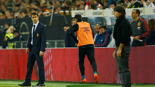 Lopetegui observa a Löw en la banda Lopetegui observa a Löw en la banda
