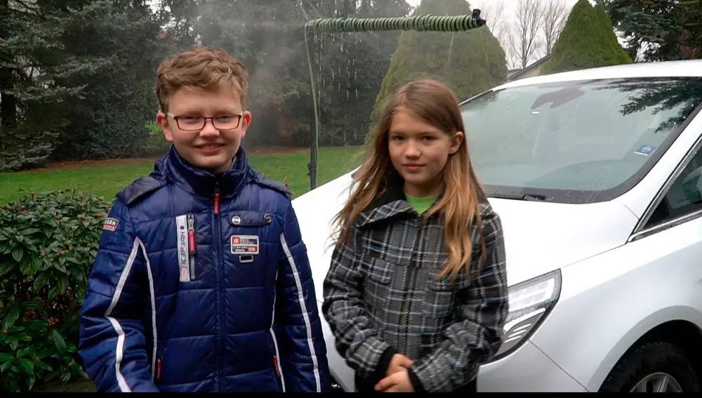 Dos niños inventan el limpiaparabrisas ecológico