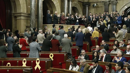Aplausos de los diputados independentistas y los comunes a los familiares de los encarcelados Aplausos de los diputados independentistas y los comunes a los familiares de los encarcelados