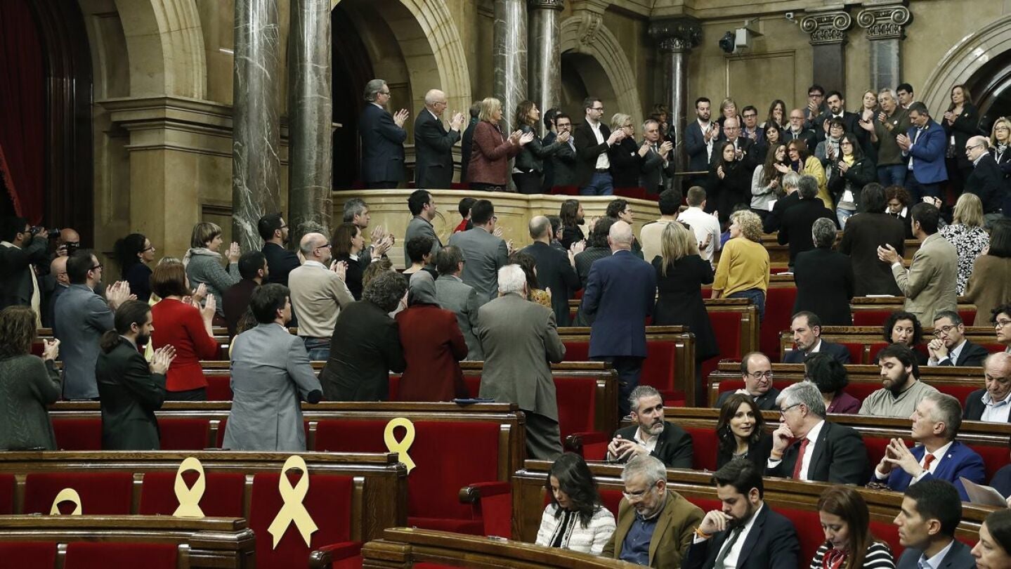 Aplausos de los diputados independentistas y los comunes a los familiares de los encarcelados