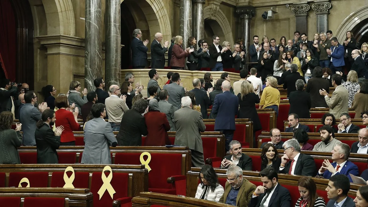 Aplausos de los diputados independentistas y los comunes a los familiares de los encarcelados Aplausos de los diputados independentistas y los comunes a los familiares de los encarcelados