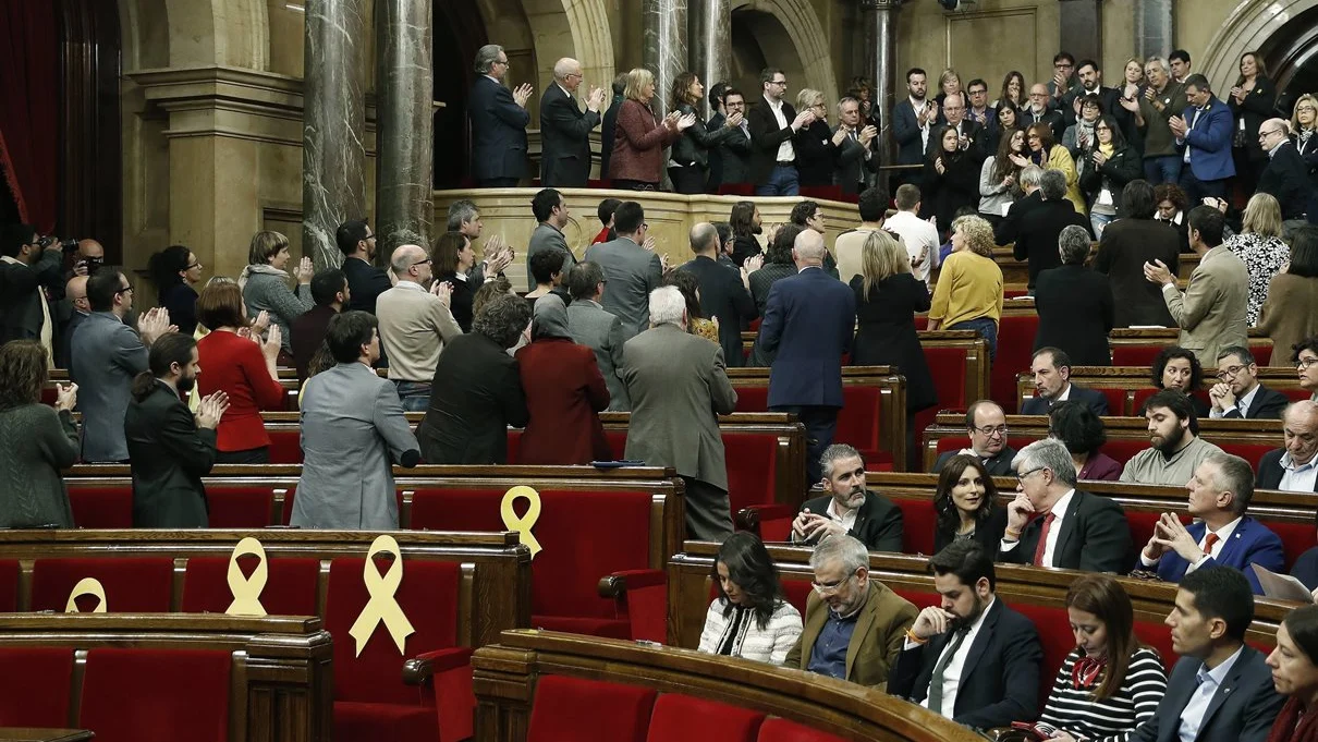 Aplausos de los diputados independentistas y los comunes a los familiares de los encarcelados