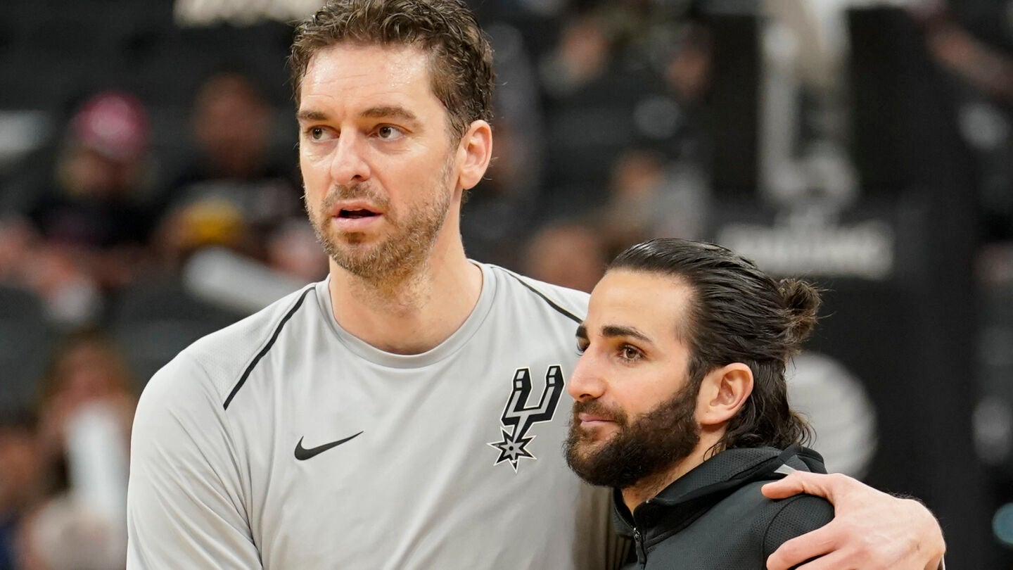 Pau Gasol y Ricky Rubio se saludan antes del Spurs - Jazz