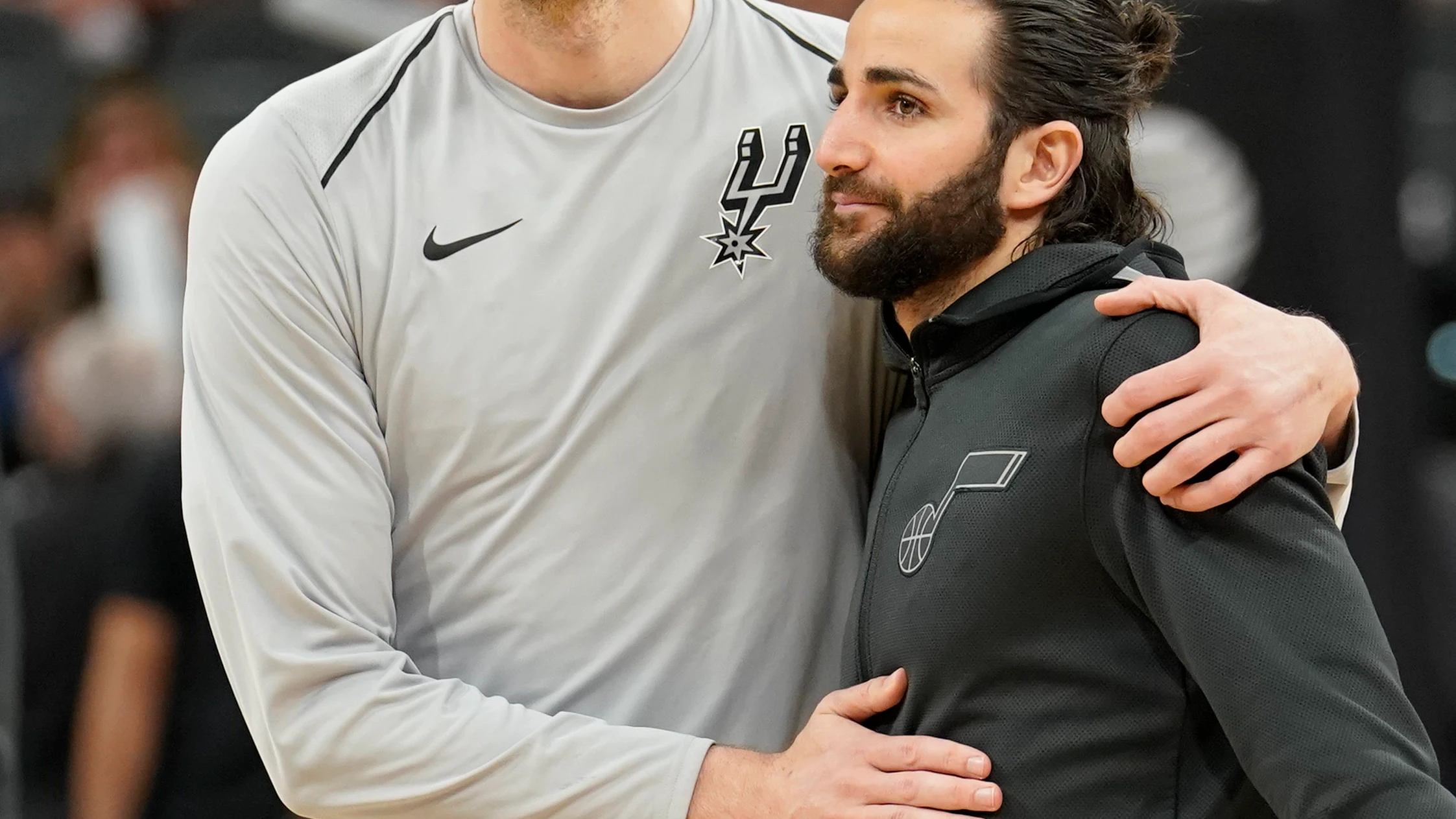 Pau Gasol y Ricky Rubio se saludan antes del Spurs - Jazz