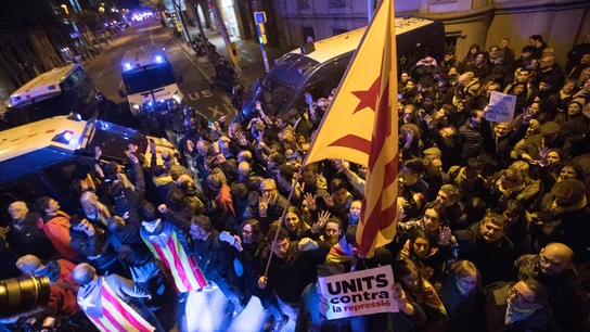 Los Mossos d'Esquadra impiden el paso de manifestantes en la inmediaciones de la Delegación del Gobierno Los Mossos d'Esquadra impiden el paso de manifestantes en la inmediaciones de la Delegación del Gobierno
