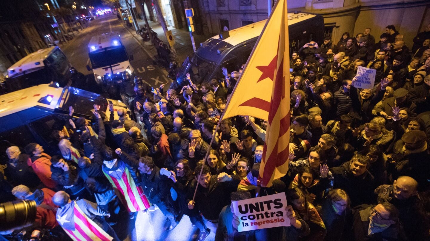 Los Mossos d'Esquadra impiden el paso de manifestantes en la inmediaciones de la Delegaci&oacute;n del Gobierno 