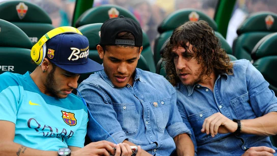 Neymar enseña su móvil a Jonathan dos Santos y a Puyol Neymar enseña su móvil a Jonathan dos Santos y a Puyol