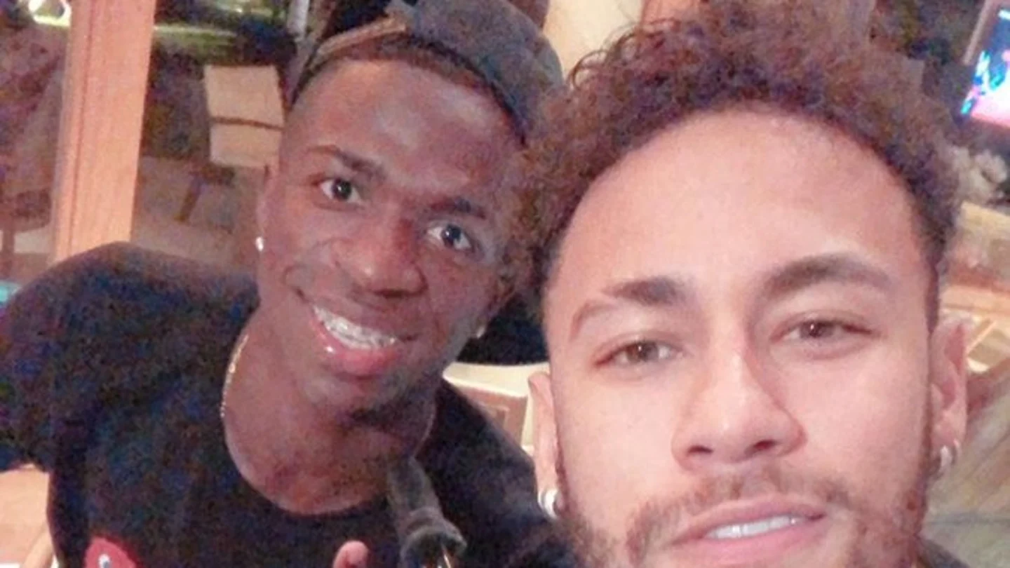 Vinicius y Neymar posan en un 'selfie' Vinicius y Neymar posan en un 'selfie'