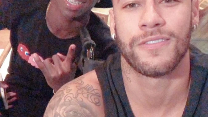Vinicius y Neymar posan en un 'selfie'