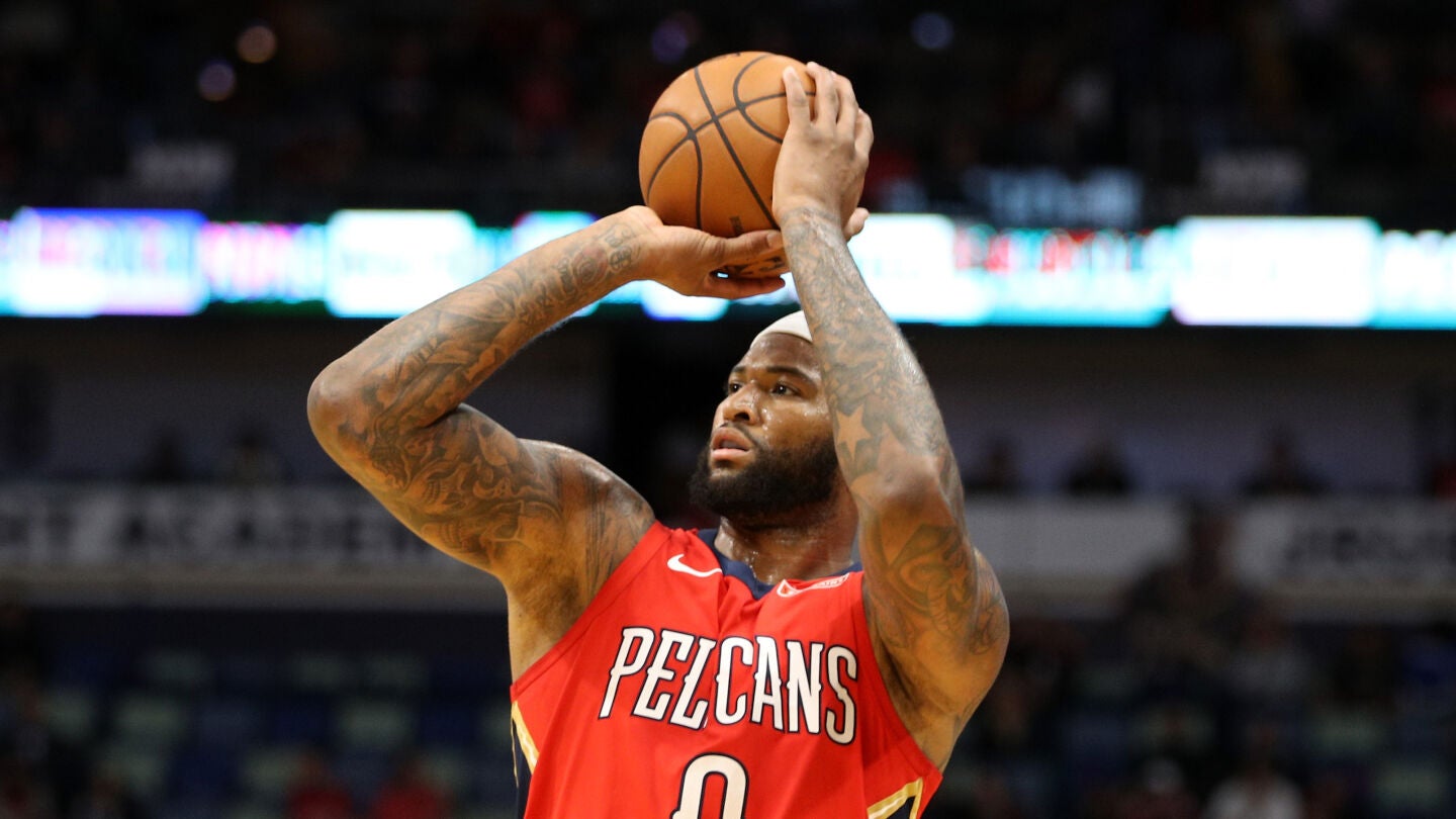 DeMarcus Cousins lanza a canasta en un partido con los Pelicans