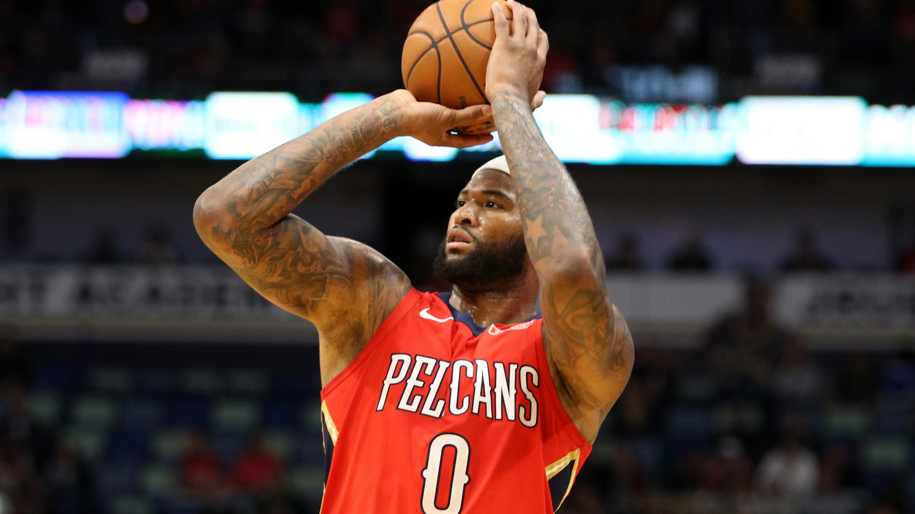 DeMarcus Cousins lanza a canasta en un partido con los Pelicans DeMarcus Cousins lanza a canasta en un partido con los Pelicans