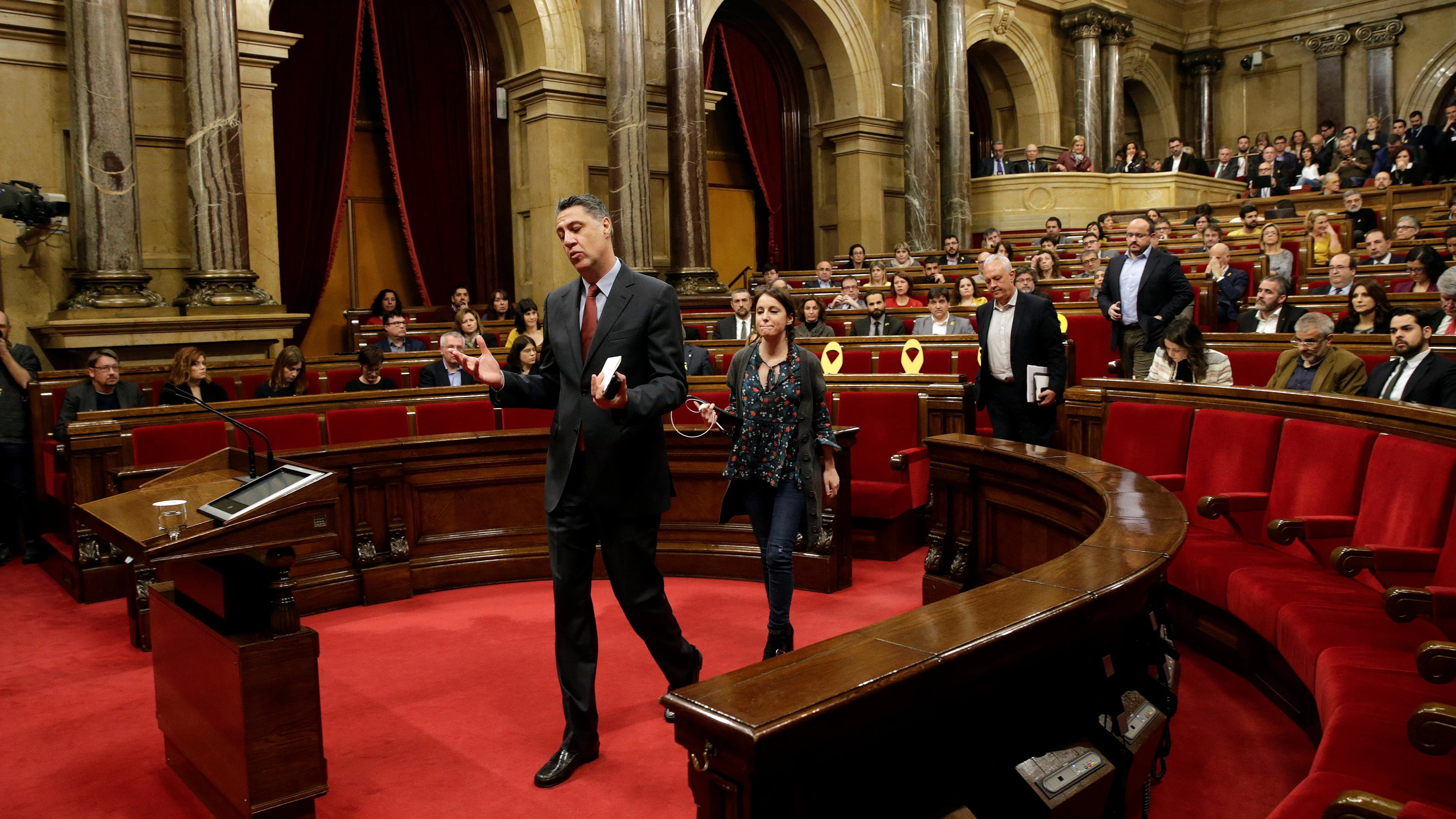 Los diputados del PPC, con su lider Xavier Garcia Albiol al frente, abandonan el pleno de investidura 