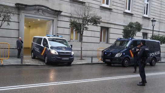 El furgón policial a su salida del Tribunal Supremo  El furgón policial a su salida del Tribunal Supremo