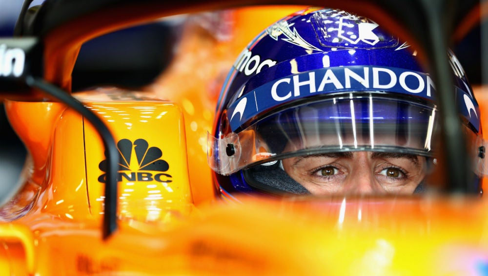 Fernando Alonso, en su cockpit