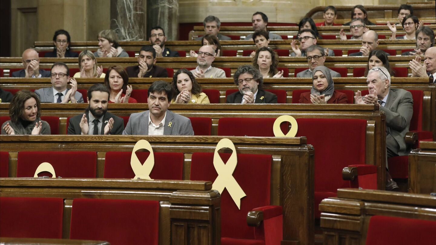 El l&iacute;der y portavoz de ERC, Sergi Sabri&aacute; (c), es aplaudido por sus compa&ntilde;eros del hemiciclo