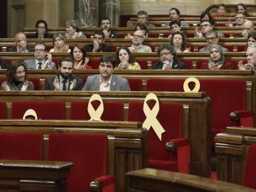El líder y portavoz de ERC, Sergi Sabriá (c), es aplaudido por sus compañeros del hemiciclo El líder y portavoz de ERC, Sergi Sabriá (c), es aplaudido por sus compañeros del hemiciclo