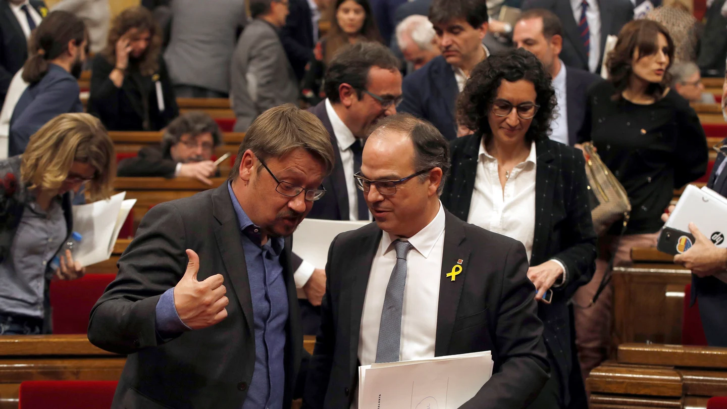 El candidato a la presidencia de la Generalitat, Jordi Turull, conversa con el lider de Catalunya en Comu, Xavier Doménech El candidato a la presidencia de la Generalitat, Jordi Turull, conversa con el lider de Catalunya en Comu, Xavier Doménech