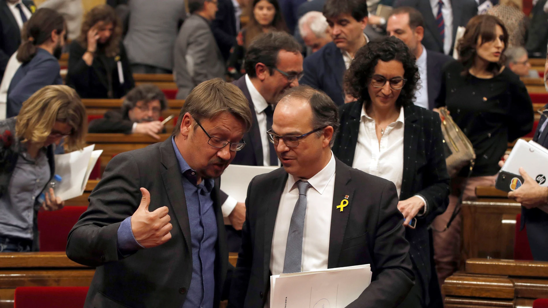 El candidato a la presidencia de la Generalitat, Jordi Turull, conversa con el lider de Catalunya en Comu, Xavier Doménech