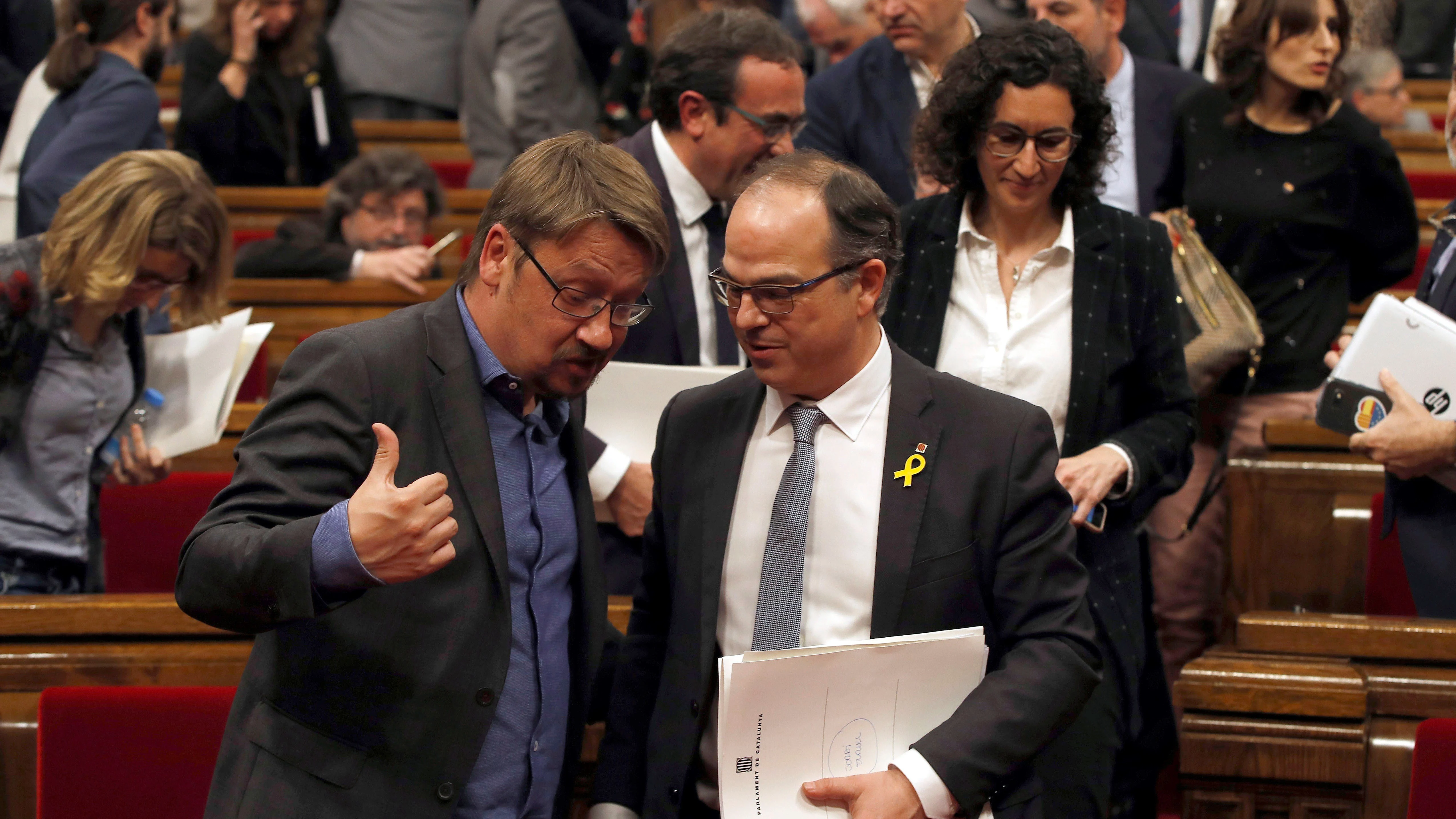 El candidato a la presidencia de la Generalitat, Jordi Turull, conversa con el lider de Catalunya en Comu, Xavier Doménech