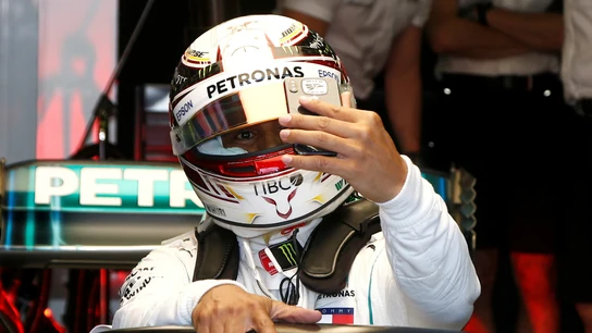 Hamilton se saca un 'selfie' en su Mercedes Hamilton se saca un 'selfie' en su Mercedes