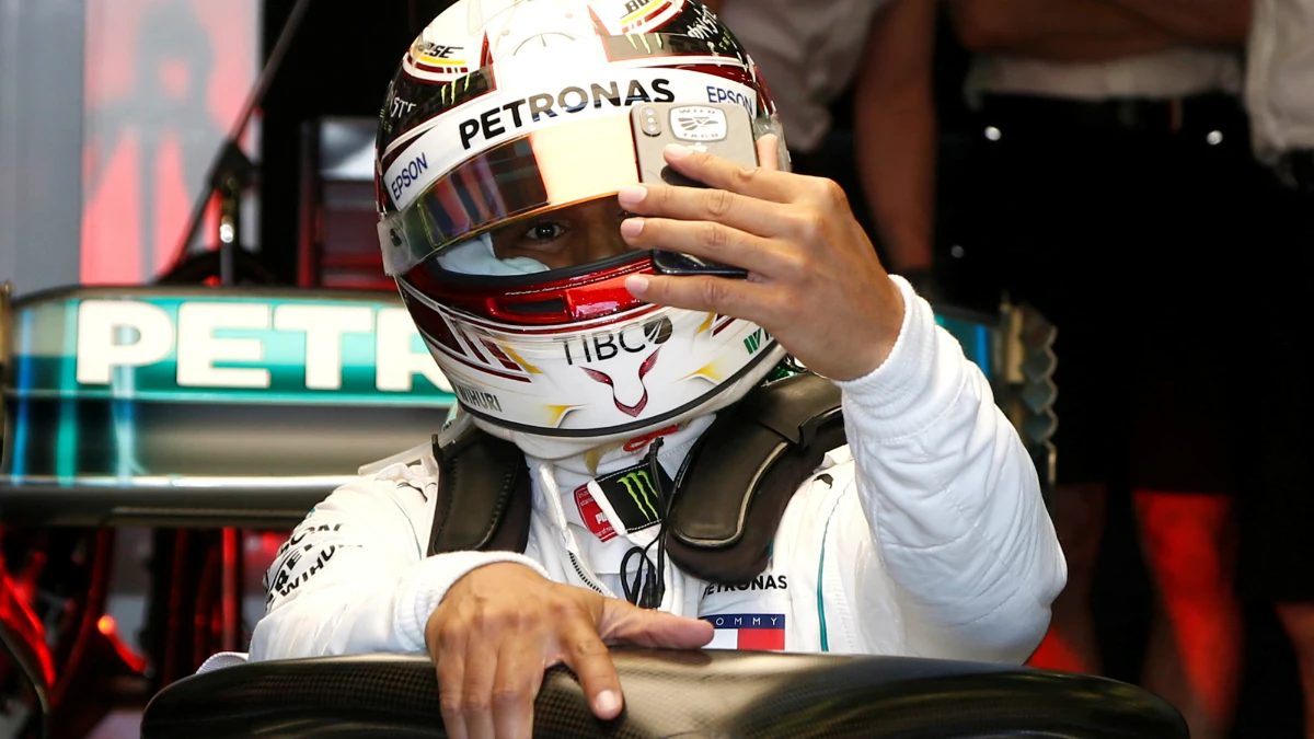 Hamilton se saca un 'selfie' en su Mercedes