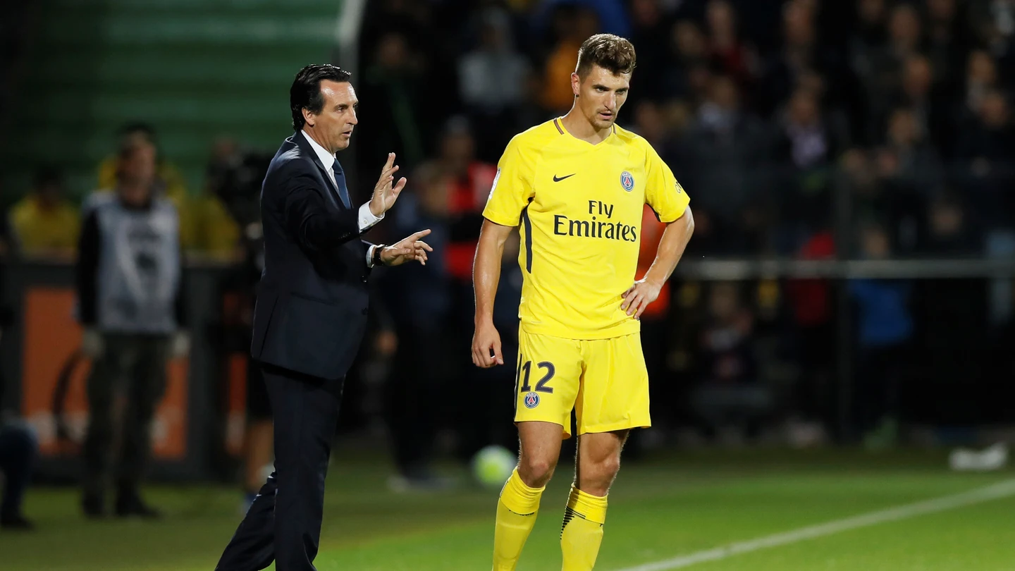 Emery da instrucciones a Meunier durante un partido Emery da instrucciones a Meunier durante un partido
