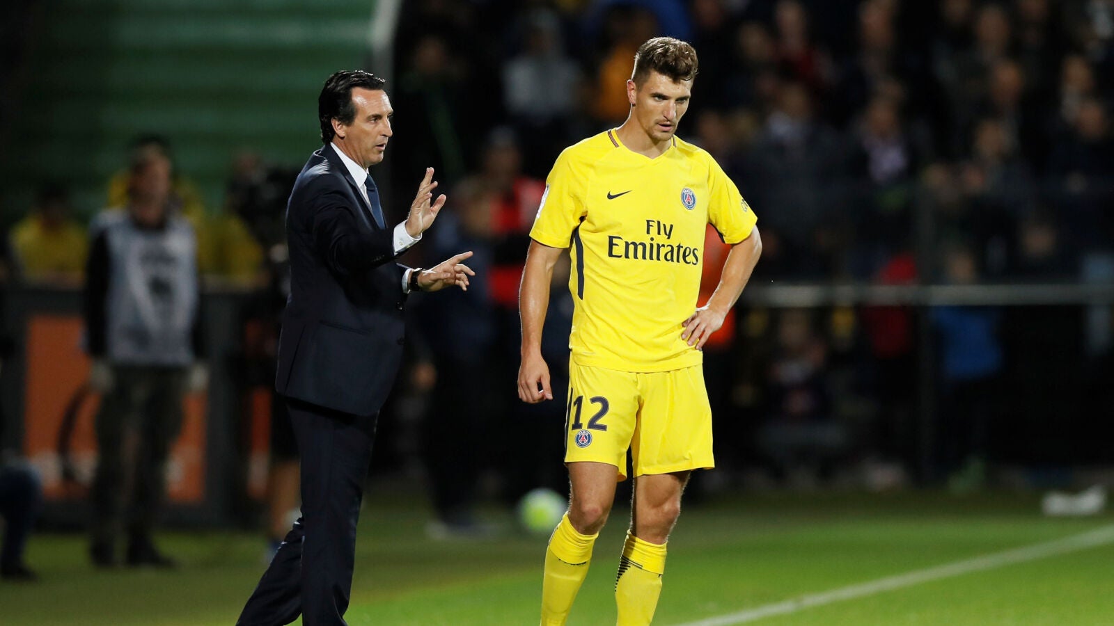 Emery da instrucciones a Meunier durante un partido