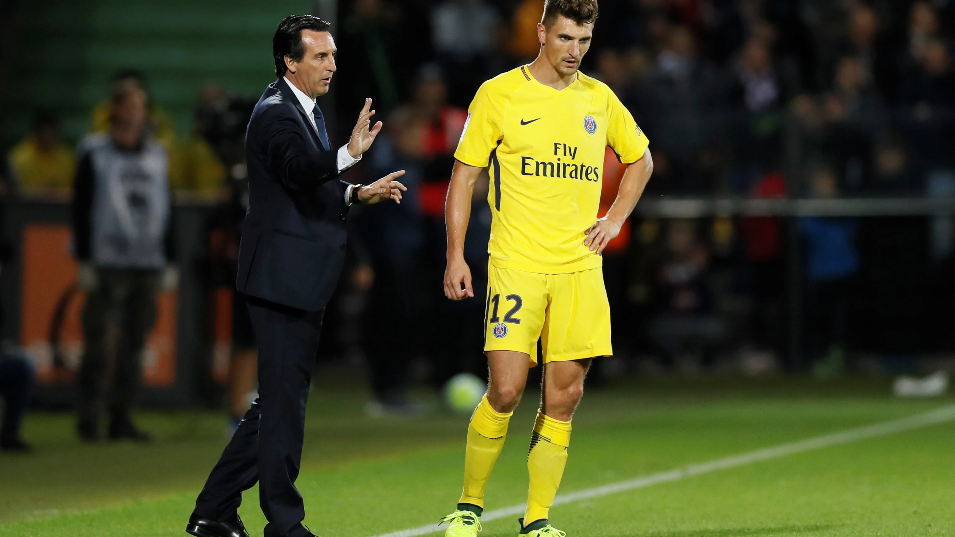 Emery da instrucciones a Meunier durante un partido Emery da instrucciones a Meunier durante un partido