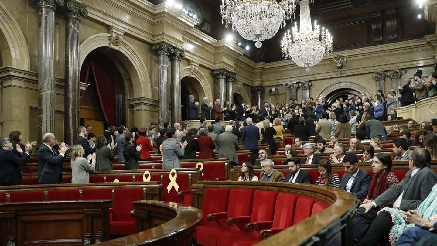  Los diputados de la JxCat y ERC, aplauden a los familiares de los pol&iacute;ticos encarcelados