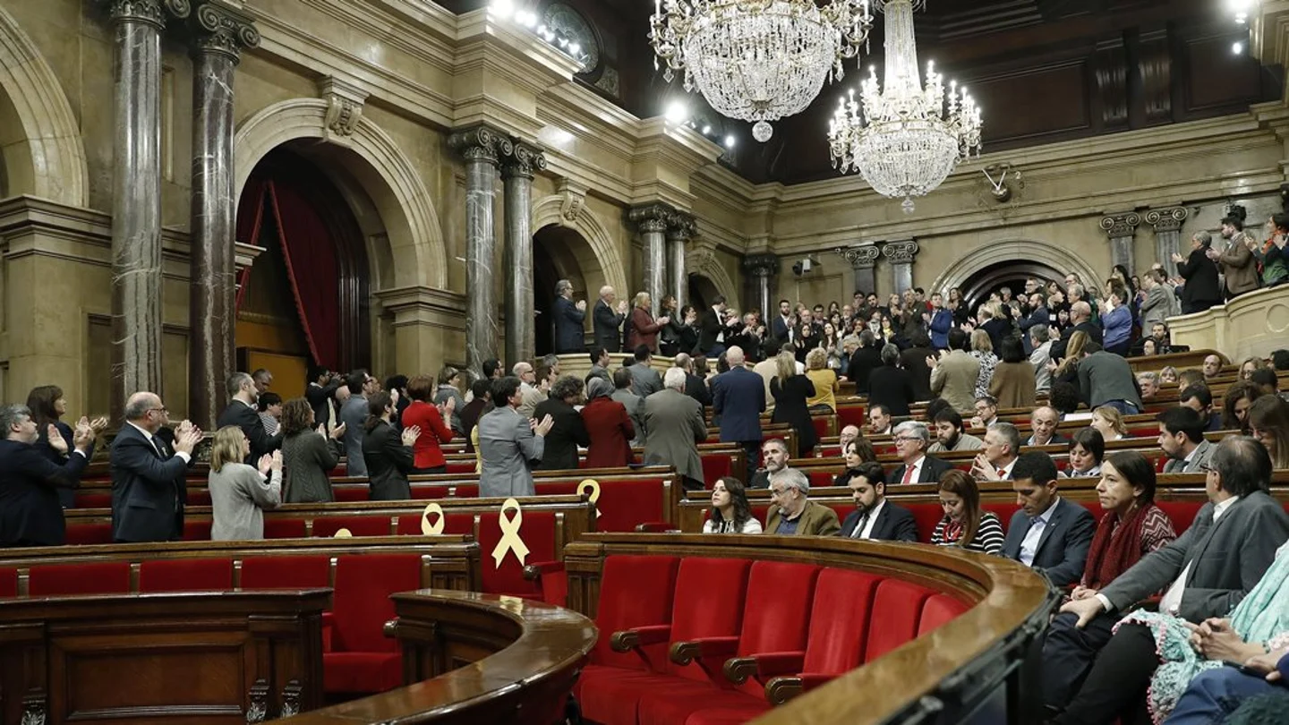 Los diputados de la JxCat y ERC, aplauden a los familiares de los políticos encarcelados Los diputados de la JxCat y ERC, aplauden a los familiares de los políticos encarcelados
