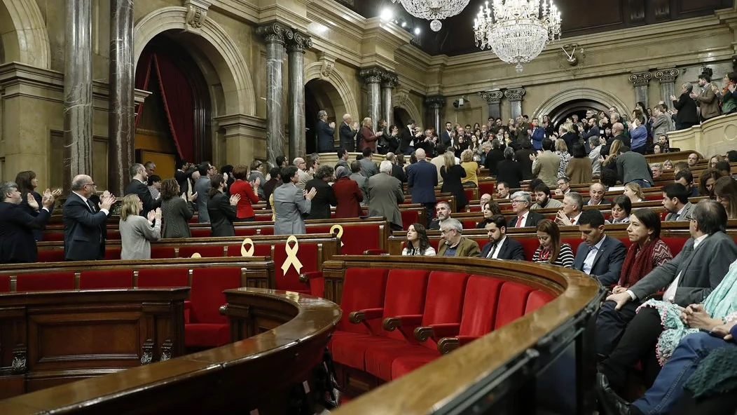  Los diputados de la JxCat y ERC, aplauden a los familiares de los políticos encarcelados