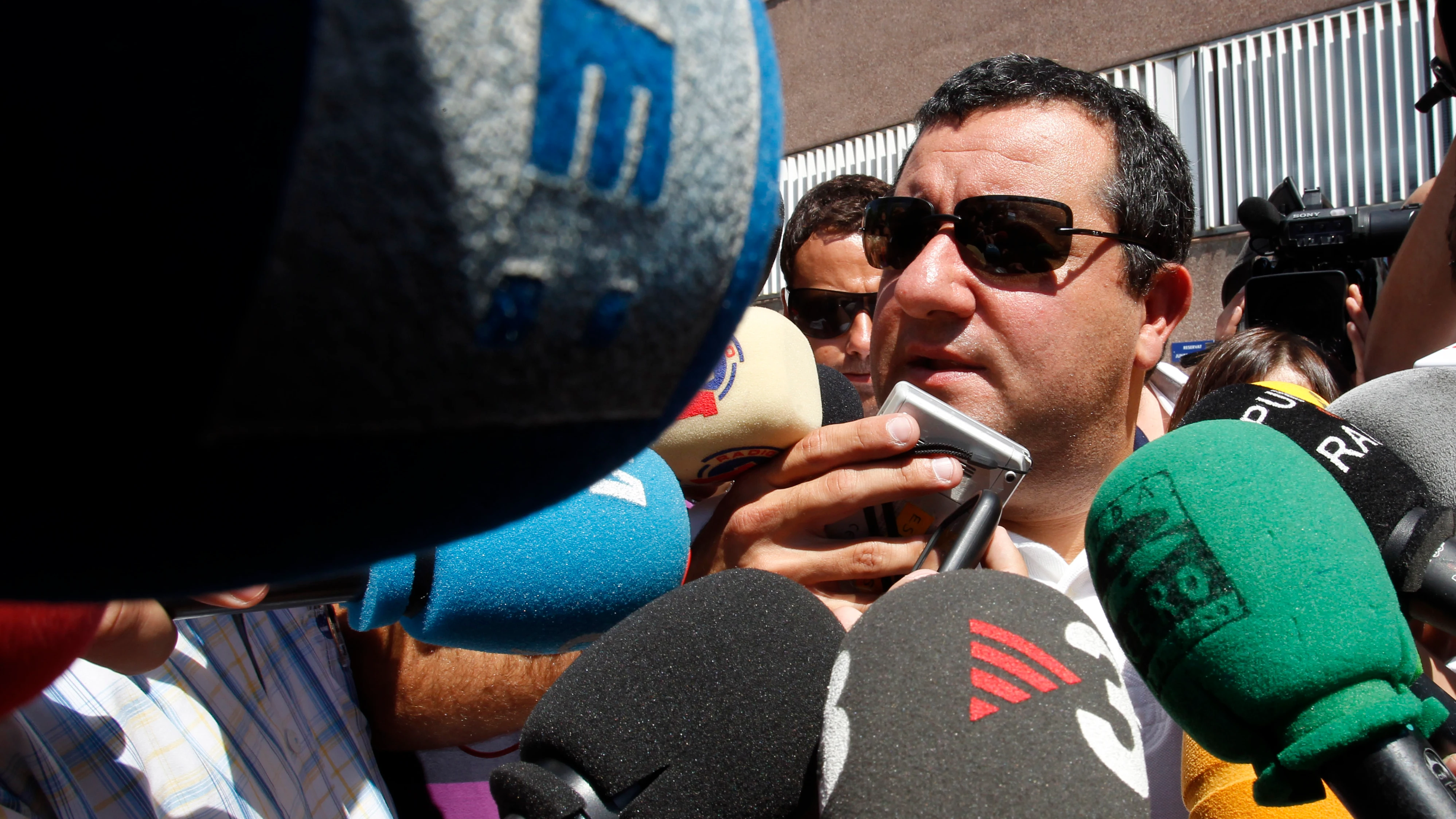 Mino Raiola atiende a los medios de comunicación