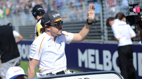 Alonso saluda a la afición Alonso saluda a la afición
