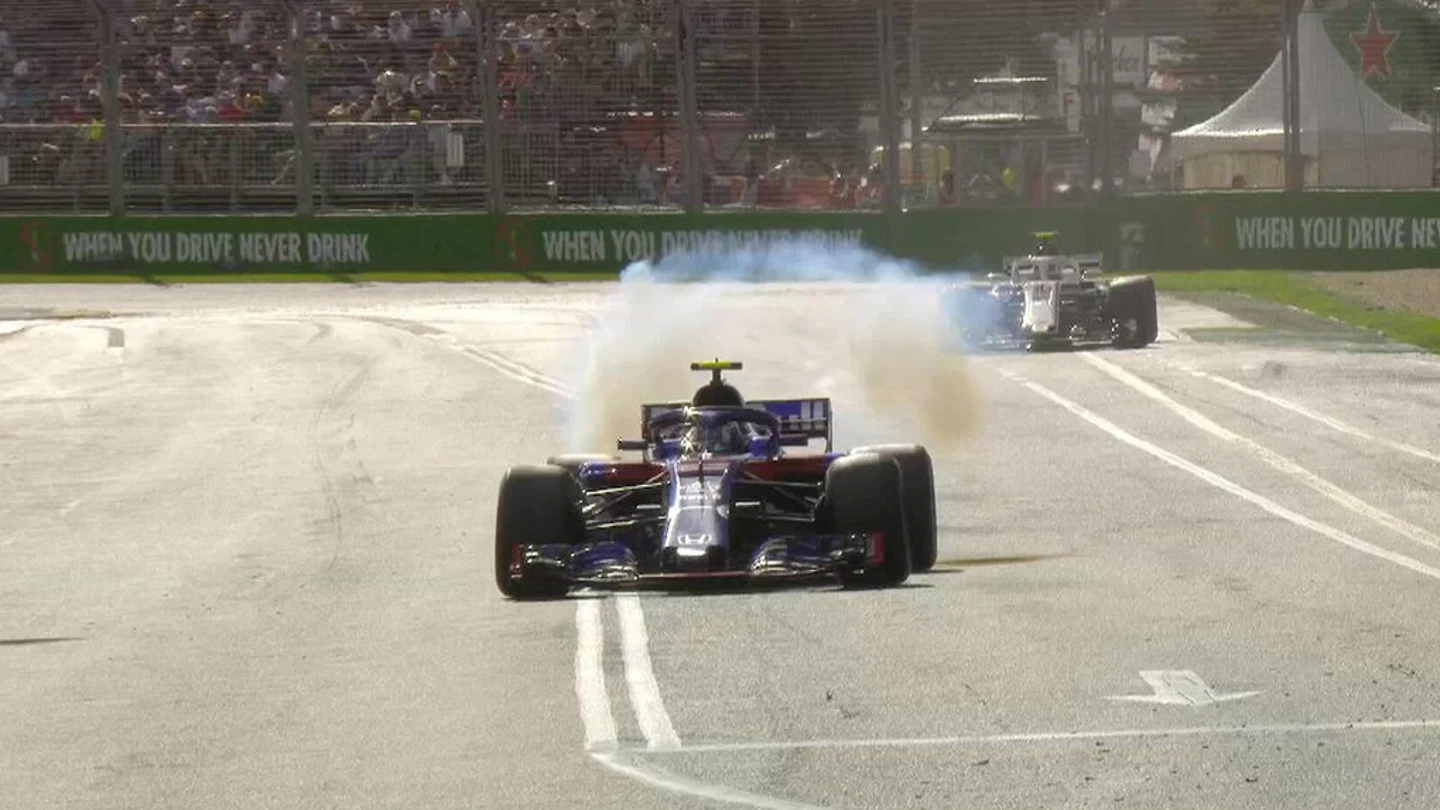 El Toro Rosso de Gasly, echando humo El Toro Rosso de Gasly, echando humo