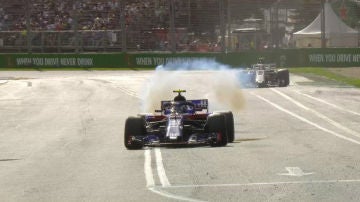 El Toro Rosso de Gasly, echando humo