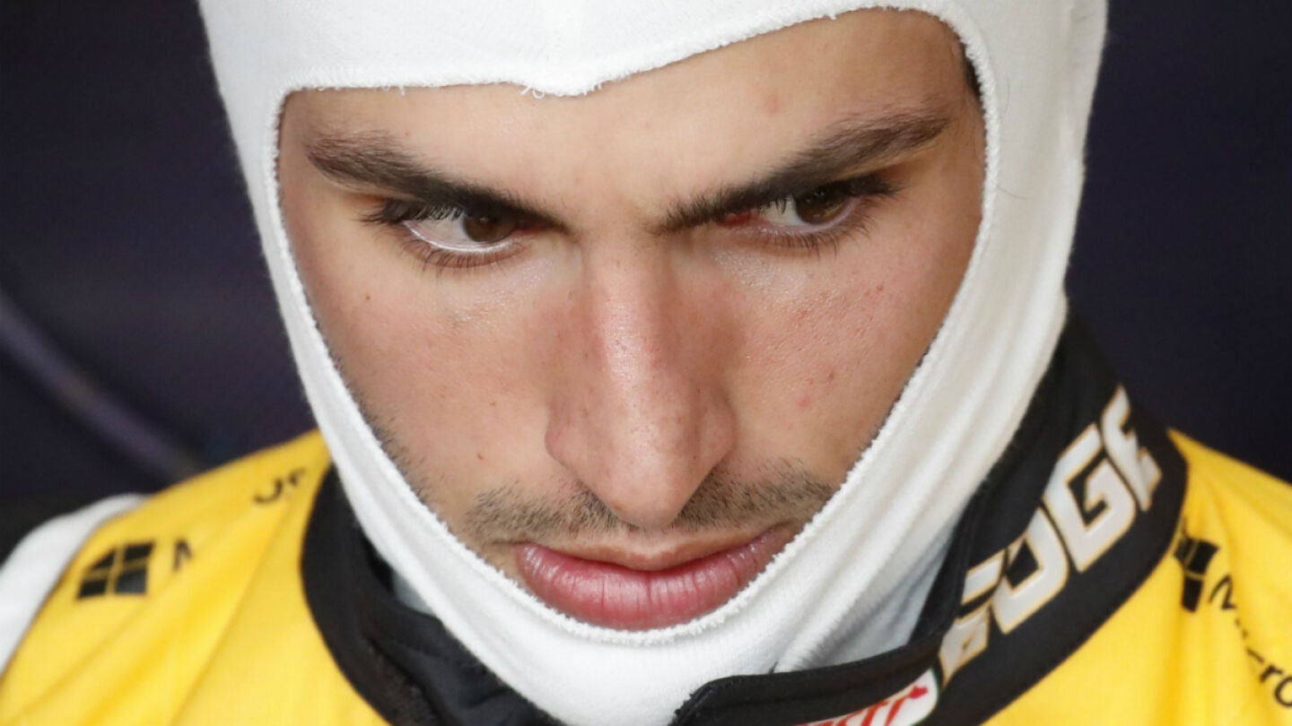 Carlos Sainz, con gesto serio