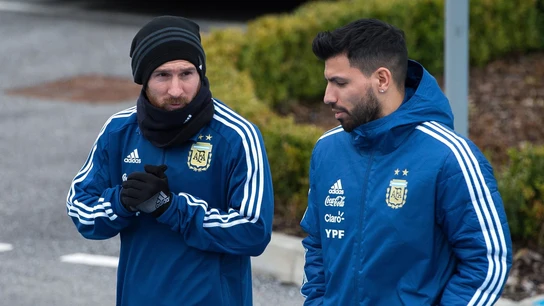 Messi charla con Agüero durante un entrenamiento de Argentina Messi charla con Agüero durante un entrenamiento de Argentina