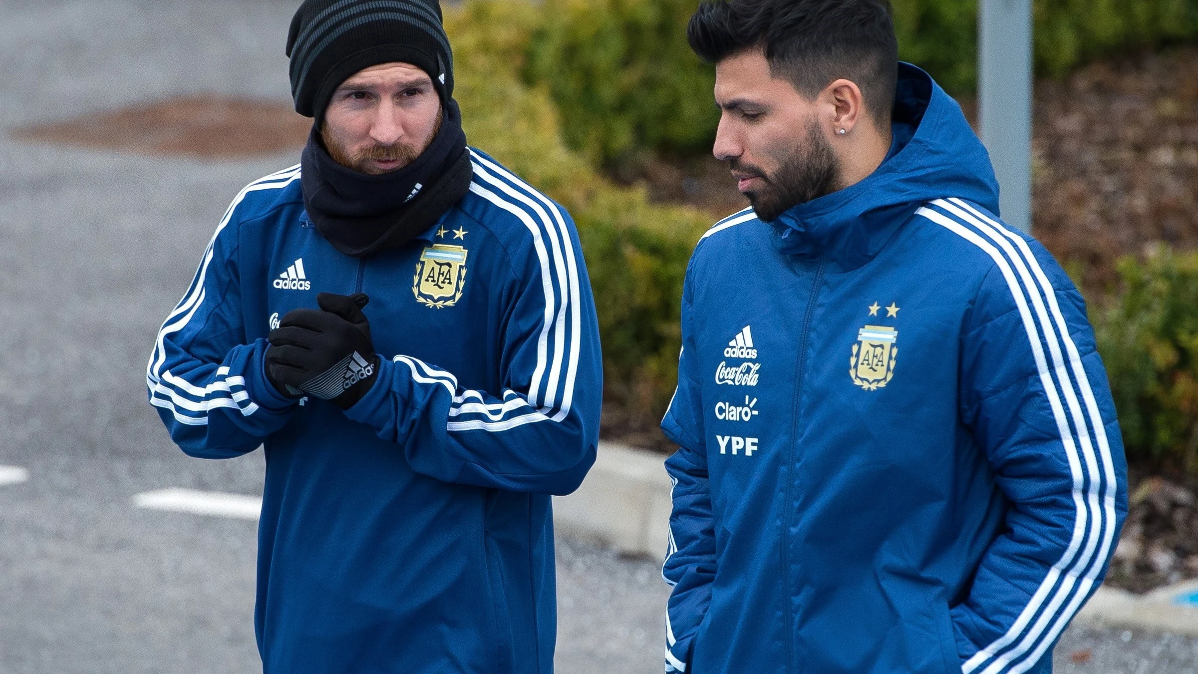 Messi charla con Agüero durante un entrenamiento de Argentina