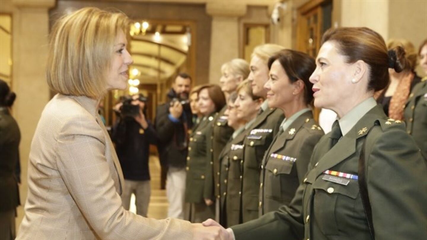 La ministra de Defensa, Mar&iacute;a Dolores de Cospedal saluda a militares 