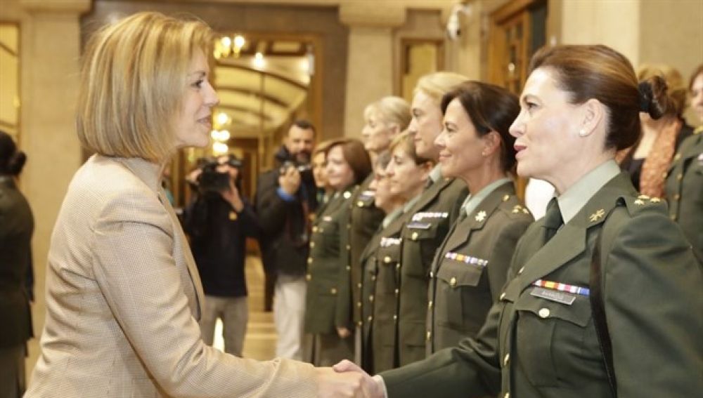 La ministra de Defensa, María Dolores de Cospedal saluda a militares 