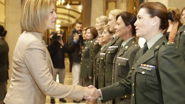 La ministra de Defensa, María Dolores de Cospedal saluda a militares 