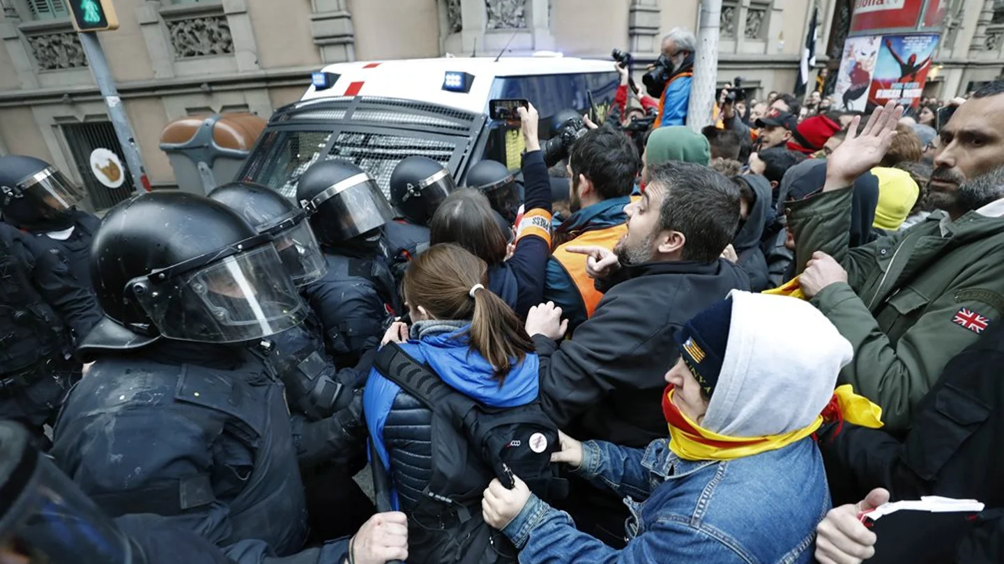 Tensión en la concentración frente a la Delegación del Gobierno en Barcelona Tensión en la concentración frente a la Delegación del Gobierno en Barcelona