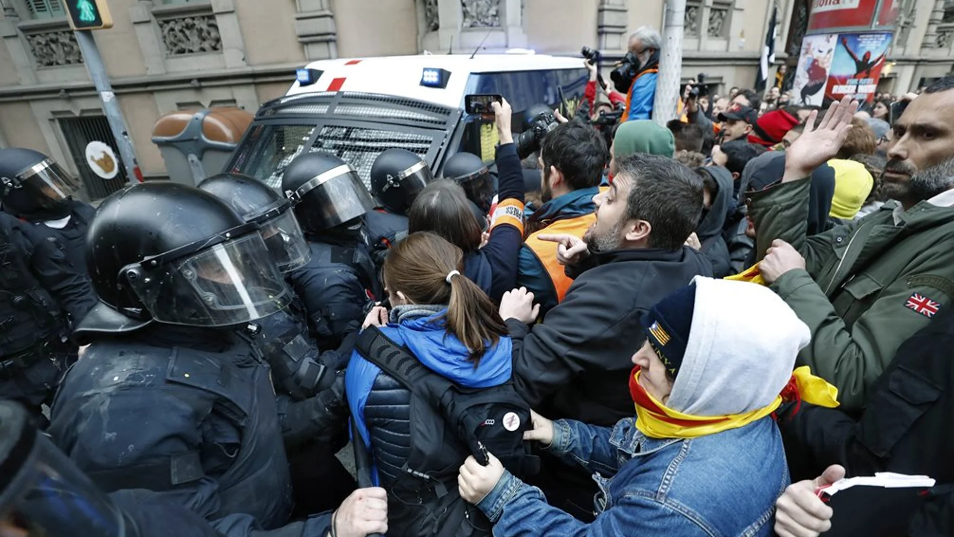 Tensión en la concentración frente a la Delegación del Gobierno en Barcelona