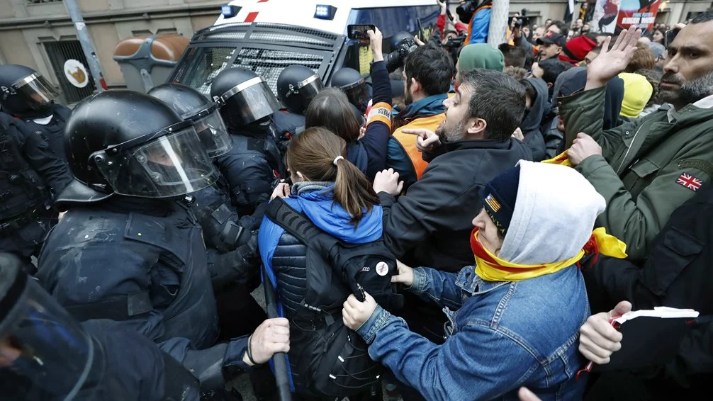 Tensión en la concentración frente a la Delegación del Gobierno en Barcelona