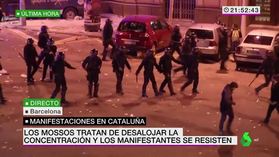 Los Mossos tratan de desalojar la concentración Los Mossos tratan de desalojar la concentración