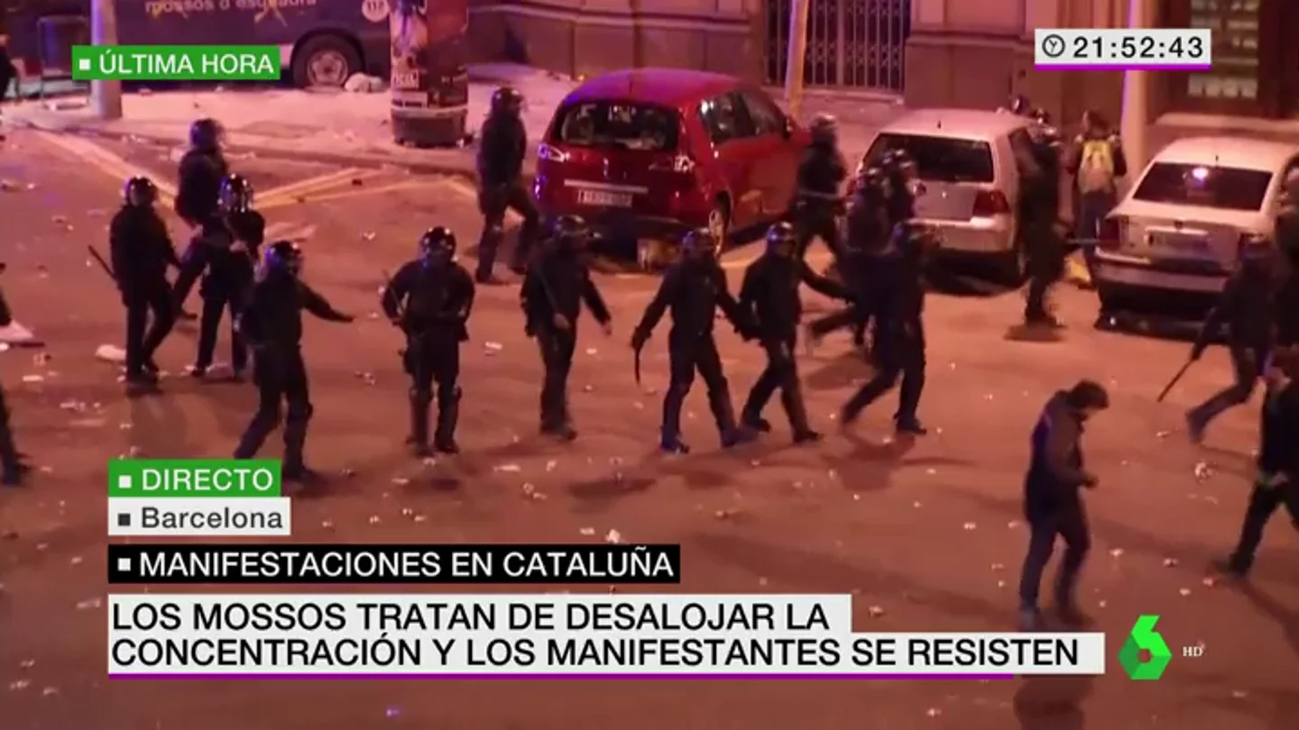 Los Mossos tratan de desalojar la concentración Los Mossos tratan de desalojar la concentración